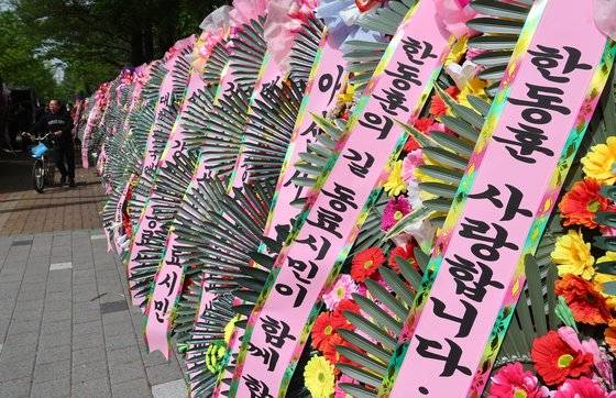 지난달 17일 여의도 국회 헌정회관 앞에 한동훈 전 비대위원장을 응원하는 화환이 대거 놓여있다. 한동훈 지지자들이 보내온 것으로 한 전 위원장의 정치복귀를 응원하는 내용이다. 5월 23일 현재는 모두 철거돼 있다. 연합뉴스