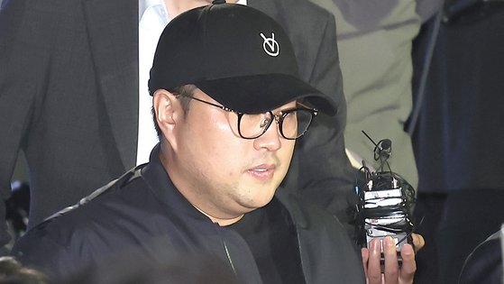뺑소니 혐의와 음주 운전 의혹을 받는 트로트 가수 김호중이 지난 21일 오후 서울 강남경찰서에서 비공개 조사를 마치고 나오고 있다. 뉴스1
