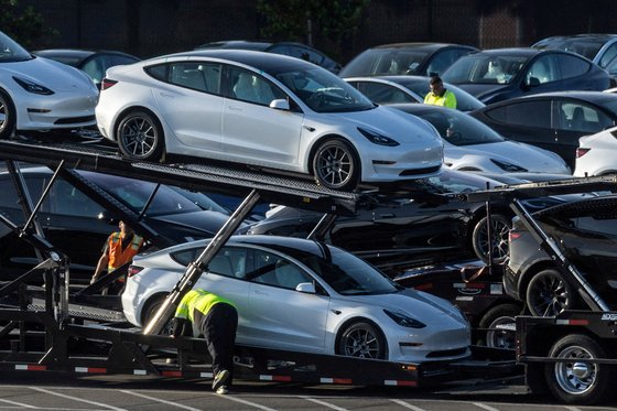지난 23일 미국 캘리포니아주 프리몬트의 테슬라 시설에서 출고되는 모델 3 차량의 모습. 로이터=연합뉴스