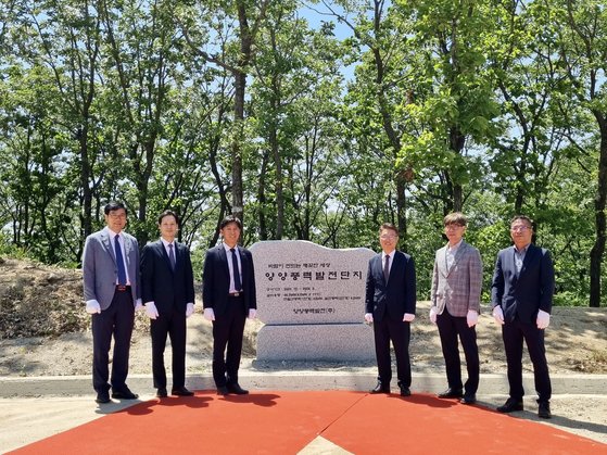 김영문 동서발전 사장(왼쪽에서 세번째)과 주요 관계자들이 양양풍력 발전단지 준공식에서 표지석 제막을 하고 있다.