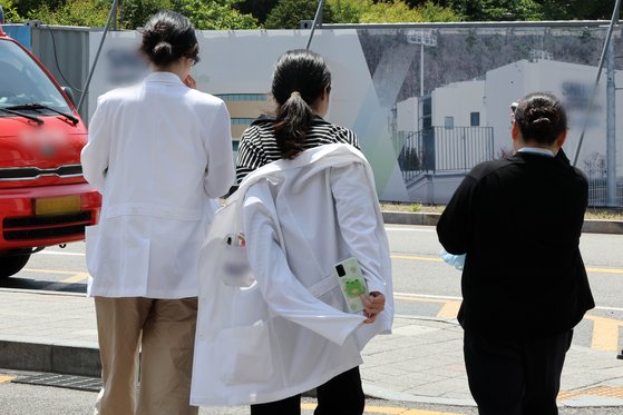지난 21일 서울의 한 대학병원에서 의료진이 오가는 모습. 뉴스1
