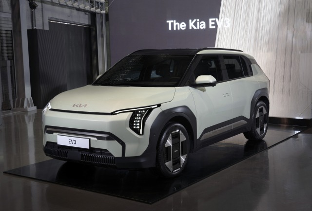 기아가 전기차 대중화를 이끌 콤팩트 전기 스포츠유틸리티차량(SUV)인 EV3를 23일 전 세계에 처음 공개했다. 사진 제공=기아