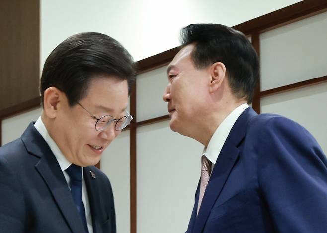 This photo shows President Yoon Suk Yeol (right) and Democratic Party of Korea Chair Rep. Lee Jae-myung during their formal talks at the presidential office in Seoul on Apr. 29. (Yonhap)