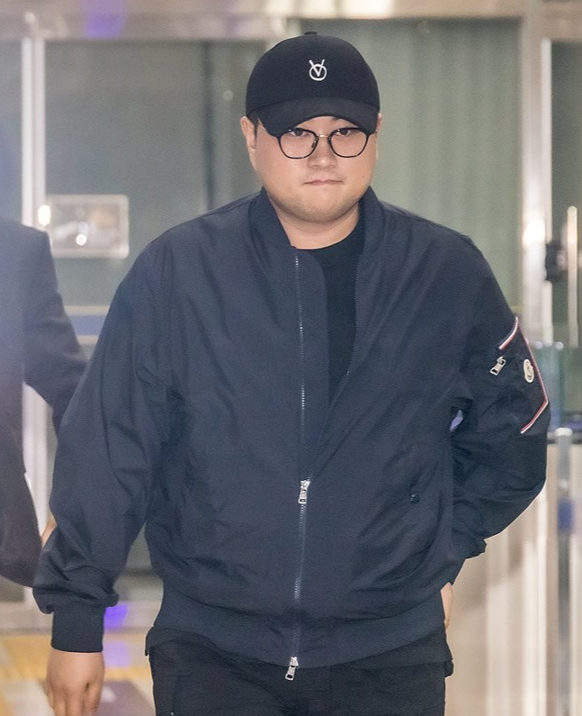 ‘음주 뺑소니’ 혐의로 지난 21일 서울 강남경찰서에서 조사를 받고 나오는 가수 김호중. 연합뉴스