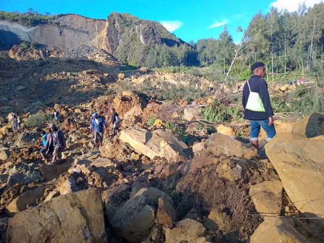 24일(현지시간) 대형 산사태가 덮친 남태평양 섬나라 파푸아뉴기니 엥가주의 카오칼람 마을에서 주민들이 재해 지점을 살펴보고 있다. [사진 = 연합뉴스]