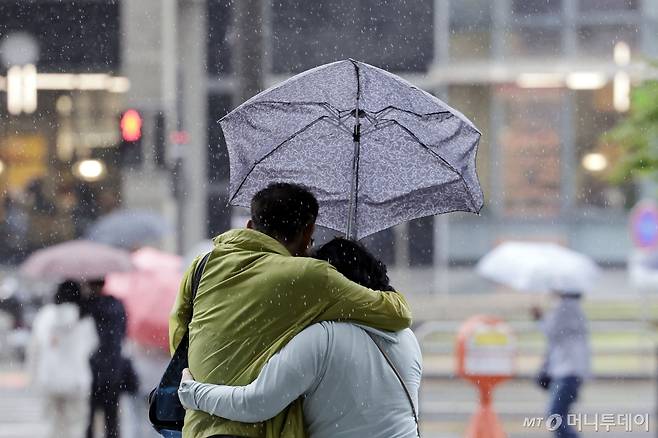 서울 용산역 인근에서 시민들이 강한 바람에 우산을 부여잡고 걷고 있다./사진=뉴시스