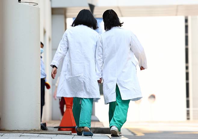서울 시내의 한 대학병원에서 의료진들이 이동하고 있다. /사진= 뉴시스