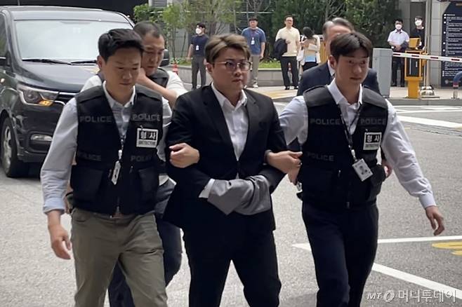 가수 김호중(33)이 24일 오후 서울 강남경찰서에 들어가고 있다. /사진=김지성 기자
