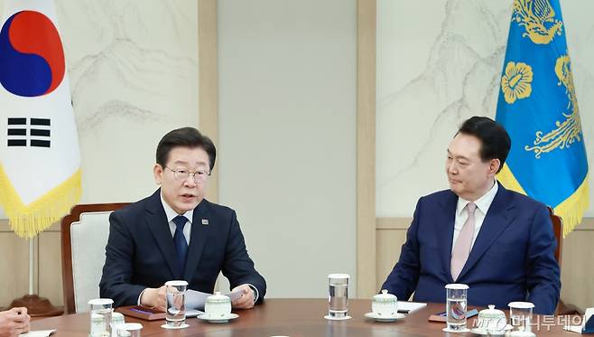 [서울=뉴시스] 전신 기자 = 윤석열 대통령이 29일 서울 용산 대통령실 청사에서 열린 이재명 더불어민주당 대표와의 영수회담에서 이 대표의 발언을 듣고 있다. (대통령실통신사진기자단) 2024.04.29. photo1006@newsis.com /사진=전신