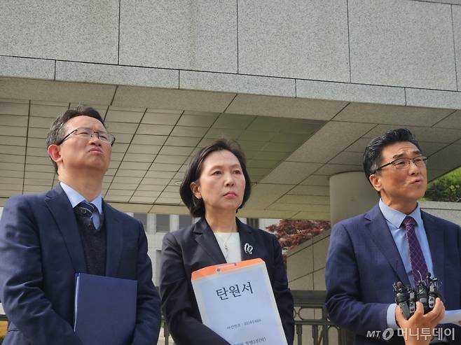 사진 왼쪽부터 오세욱 부산의대 교수협의회장, 김현아 전국의과대학교수협의회 부회장, 배장환 충북의대 비상대책위원장이 24일 서울 서초구 대법원정문에서 기자회견을 개최했다./사진=구단비 기자