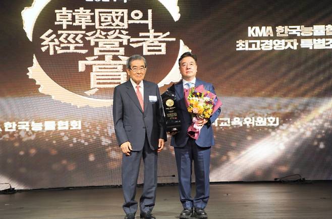 조용구 동구바이오제약 부회장(오른쪽)이 한국능률협회(KMA)가 수여하는 2024년 '한국의 경영자상'의 수상자로 선정됐다. /사진=동구바이오제약