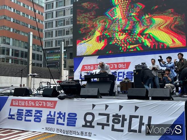 디제잉 공연을 진행하는 뉴진스님(개그맨 윤성호). /사진=김동욱 기자