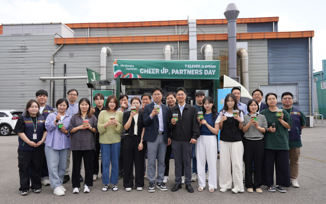 경기도 김포시에 있는 푸드 기업 ‘그린키친’ 본사에 세븐카페 커피차를 보내 다양한 이벤트를 진행했다. /세븐일레븐