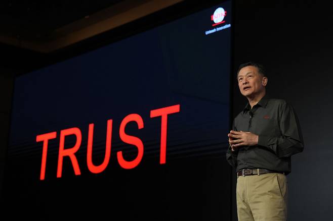 클리프 후 TSMC 수석 부사장이 23일(현지시간) 대만 신주 과학단지에 있는 TSMC 본사에서 열린 ‘TSMC 테크 심포지엄 2024’에서 발표하고 있다. [TSMC SNS]