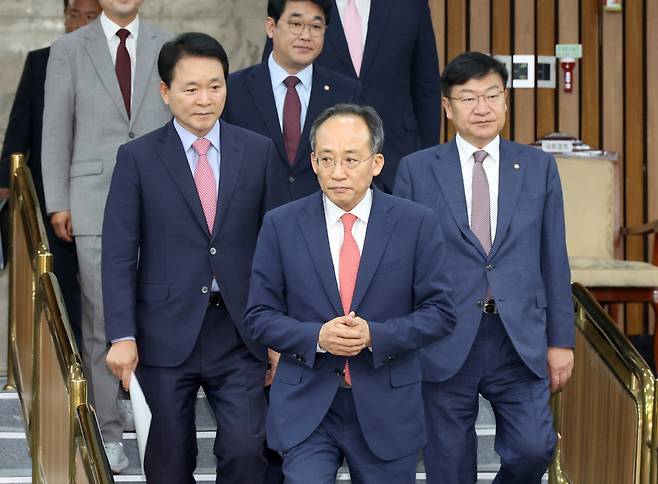 추경호 국민의힘 원내대표가 24일 오전 국회에서 열린 원내대책회의에 입장하고 있다. [연합]