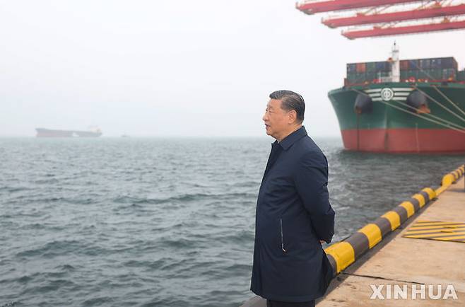 [르자오=AP/신화] 시진핑 중국 국가주석이 23일 산둥성 르자오의 항구에서 바다를 바라보고 있다. 시 주석은 이날 지난에서 국영 및 민간 기업인 전문가 등과 만나 경제 개혁을 강조했다. 2024.05.24.