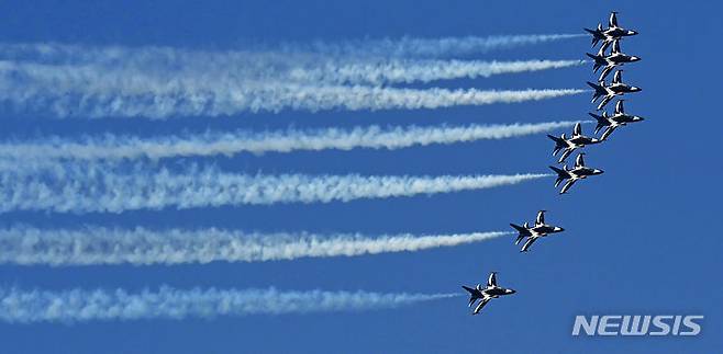 [의왕=뉴시스] 김종택기자 = 대한민국 공군 특수비행팀 블랙이글스가 2024 장애인 한마음 체육대회가 열린 17일 경기도 의왕시 고천체육공원 일대 상공에서 화려한 에어쇼를 펼치고 있다. 2024.05.17. jtk@newsis.com
