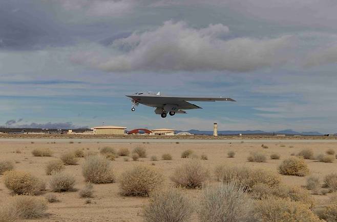 캘리포니아 에드워즈 공군 기지에서 시험 비행 중인 차세대 스텔스 전략폭격기 B-21 레이더 모습. (사진=미국 공군 홈페이지) 2024.05.24. *재판매 및 DB 금지