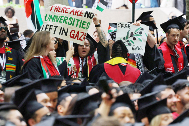 ▲ 23일(현지시각) 하버드대학교에서 열린 졸업식에서 졸업생들이 팔레스타인 지지 문구를 들어보이고 있다. ⓒ로이터=연합뉴스
