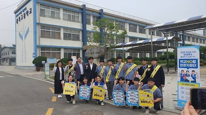 24일 충북고 교직원과 학생들이 ‘포티켓’ 캠페인을 진행하고 있다. 교육부 제공