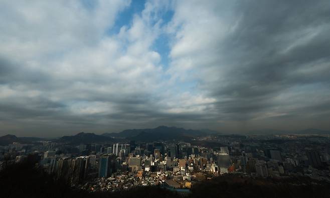 서울 남산에서 바라본 기업, 은행 등 빌딩이 밀집한 도심 풍경 위 구름 사이로 파란 하늘이 모습을 드러내고 있다. 연합뉴스