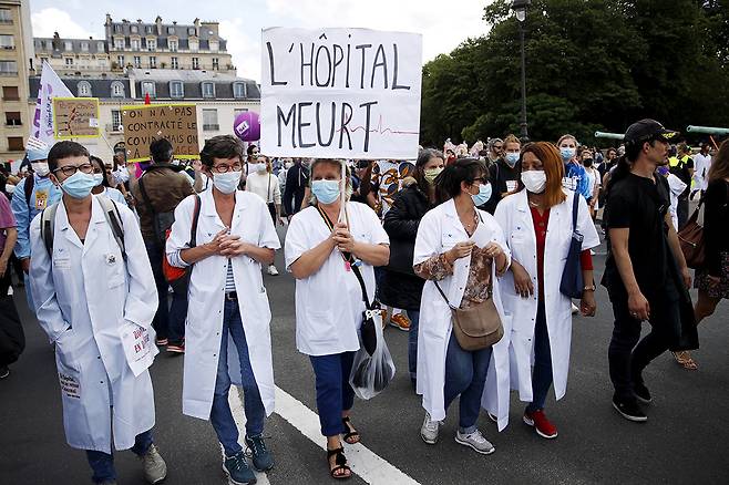 2020년 6월16일 프랑스 파리에서 임금인상과 공공의료 투자를 요구하는 집회에 참석한 의료인들. ⓒEPA