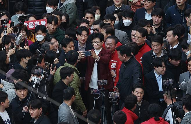 한동훈 국민의힘 총괄선대위원장이 3월21일 대구 중구 동성로를 찾아 시민들에게 인사하고 있다. ⓒ연합뉴스