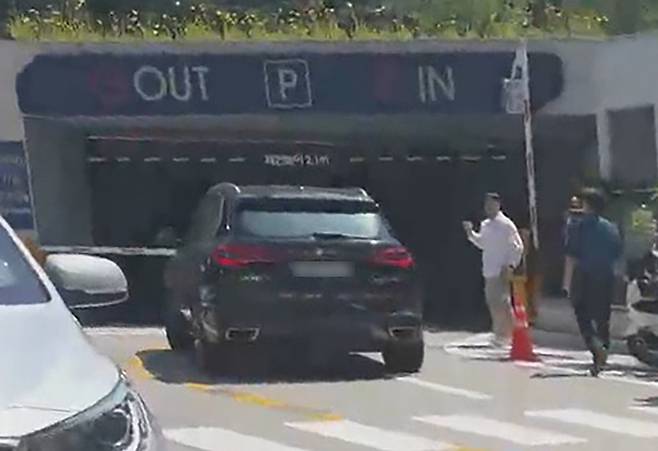 가수 김호중이 탑승한 차량이 5월21일 서울 강남경찰서 지하주차장으로 들어가고 있다. ⓒ연합뉴스