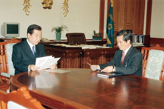1999년 7월14일 김대중 대통령이 집무실에서 김성재 민정수석비서관으로부터 업무현안을 보고받고 있다. ⓒ연합뉴스