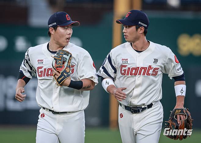 지난 23일 사직 KIA전에서 고승민과 이야기를 나누는 롯데 이학주. 롯데 자이언츠 제공