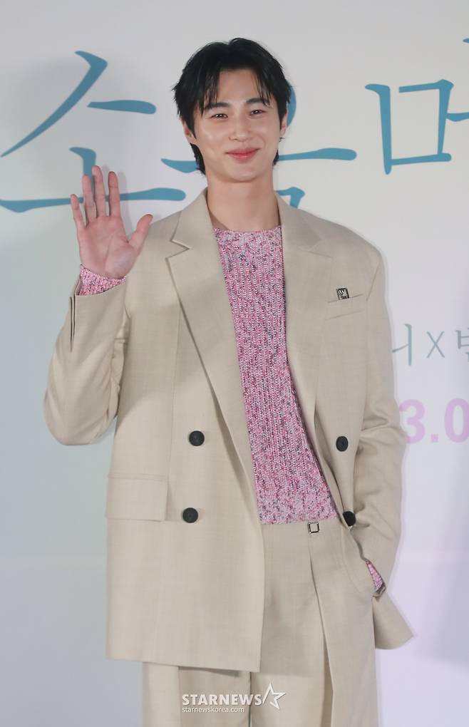 배우 변우석이 28일 오후 서울 롯데시네마 건대입구점에서 진행된 영화 '소울메이트'(감독 민용근) 언론시사회에 참석해 포즈를 취하고 있다.  첫 만남부터 서로를 알아본 두 친구 미소와 하은, 진우가 기쁨, 슬픔, 설렘, 그리움까지 모든것을 함께 한 이야기 '소울메이트'는 3월 15일 개봉한다. /2023.02.28