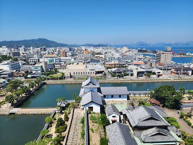이마바리성 6층 전망대에서 내려본 이마바리 시내 풍경. 오른쪽으로는 이마바리 항구가 보인다