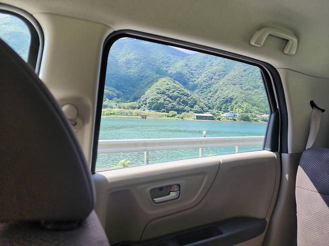 오즈를 지나 돌아가는 길, 뒷좌석 창문으로 보이는 히지카와강