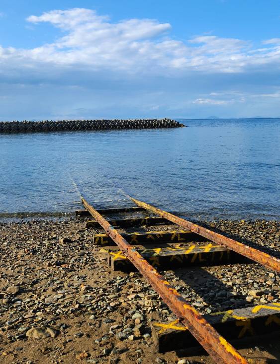 물속에 잠겨 있는 선로의 모습이 인상적이다