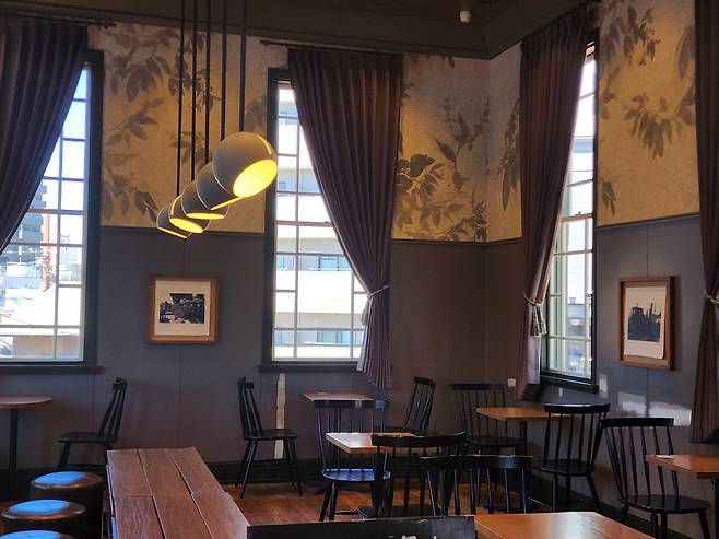 스타벅스 도고온센점의 내부. 투박하지만 멋있다