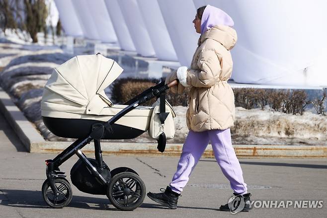 아기와 산책하는 러시아 여성 [타스=연합뉴스 자료사진. 재판매 및 DB 금지]