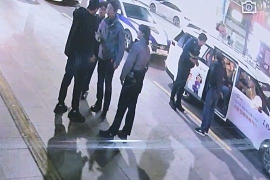 지난해 10월 모로코 남성이 경찰에 체포되는 CCTV 장면