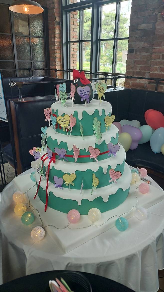 '검은사막' 직접 서비스 5주년을 기념하는 대형 케이크.