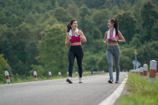 걷기 운동은 혈당 수치를 낮추고, 인슐린 저항성을 개선해 당뇨 관리에 도움이 된다. [사진=게티이미지뱅크]