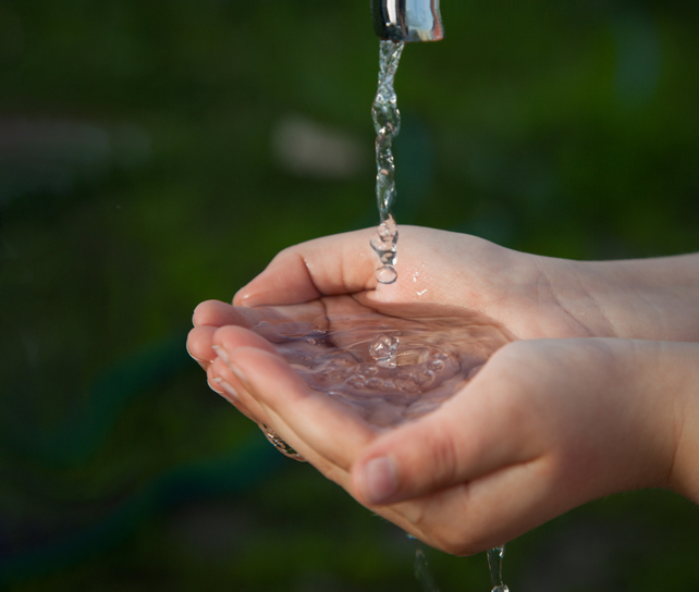 깨끗한 물에 대한 보편적 접근과 위생 및 위생 개선을 통해 약 24만7800명의 사망을 예방할 수 있다. [사진=게티이미지뱅크]