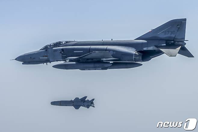 AGM-142 팝아이(Popeye) 공대지미사일이 F-4E '팬텀' 전투기에서 발사되고 있는 모습. (공군 제공) 2024.4.18/뉴스1
