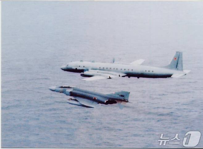 지난 1998년 2월 17일 F-4D '팬텀' 전투기가 동해 상공에 출연한 러시아 IL-20 정찰기를 식별해 차단하는 모습. (공군 제공) 2024.5.12/뉴스1