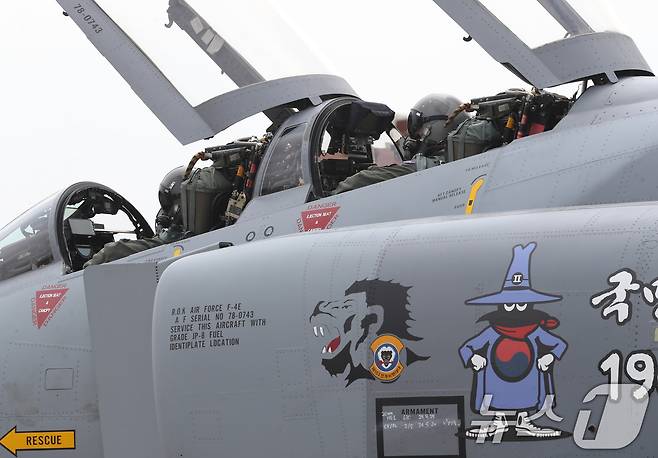 퇴역을 보름여 앞둔 공군 F-4E 팬텀 전투기가 20일 경기 수원시 공군 제10전투비행단에서 이륙하기 전 점검을 하고 있다. 2024.5.20/뉴스1 ⓒ News1 김영운 기자