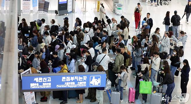 해외로 떠나는 여행객들로 인천국제공항이 붐비고 있다. /뉴스1 ⓒ News1 이동해 기자