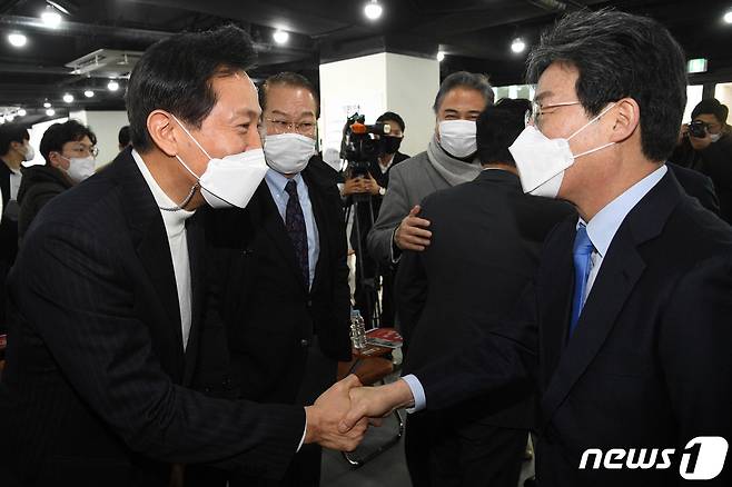 오세훈 전 서울시장과 유승민 전 의원이 20일 오후 서울 여의도 국민의힘 당사에서 열린 '박원순 시정 잃어버린 10년, 재도약을 위한 약속' 발표회에서 인사를 하고 있다. 2021.1.20/뉴스1 ⓒ News1 성동훈 기자