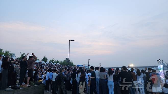 25일 오후 6시 서울 여의도 한강공원. 가요제가 한창 진행되는 가운데 사람들이 손을 흔들며 호응하고 있다. 2024.05.25  ⓒ 뉴스1 김예원 기자