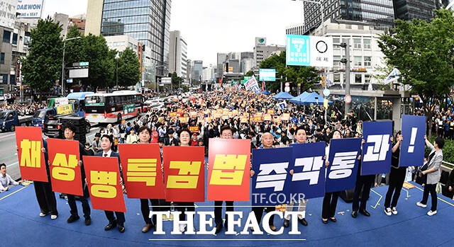 이재명 더불어민주당 대표와 조국 조국혁신당 대표 등 야 7당 대표와 시민단체 관계자들이 25일 오후 서울 중구 세종대로에서 열린 '해병대원 특검법 거부 규탄 및 통과 촉구 범국민대회'에 참석해 특검법 통과 촉구 퍼포먼스를 하고 있다. /박헌우 기자