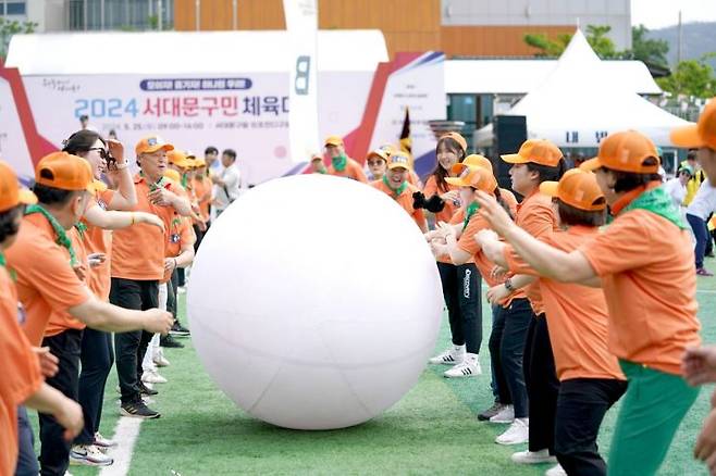 25일 서대문구립인조잔디구장에서 열린 ‘2024년 서대문구민체육대회’에서 ‘대형 공 굴리기’ 경기가 펼쳐지고 있다. 서대문구 제공.