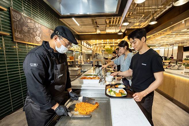 현대자동차 강남대로 사옥의 라이브 코너. 셰프가 철판에서 음식을 조리해준다. /이건송 영상미디어 기자