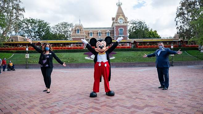 디즈니의 상징적 캐릭터 미키 마우스(가운데)가 최고경영진들과 함께 환영의 포즈를 취하고 있다. /디즈니 파크 공식 블로그